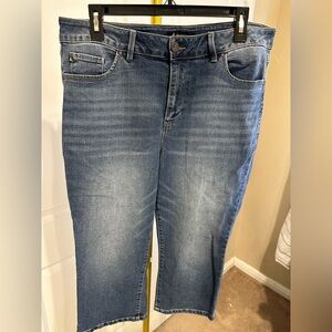 d. jeans Women's Straight cropped Leg Blue Jeans size 14W inseam 19”